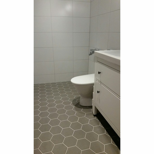 BAS HEXAGON GRÅ 14X16 | Beijerbygg Byggmaterial